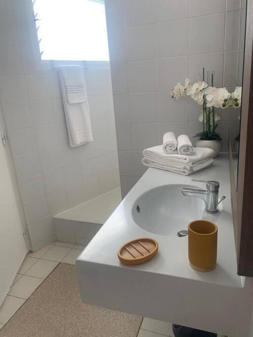 Agreable Studio Au Bord De Mer. Сен Франсоа Екстериор снимка